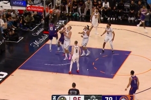 好兄弟发力了！马卢阿奇空接暴扣 随后单吃约基奇抛投得手 配图