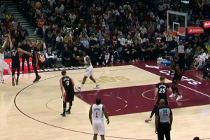 力挽狂澜！多诺万·米切尔连续三分命中扳平比分 单节独得13分 配图