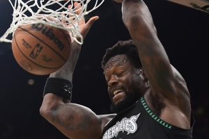 迪文：末节我告诉兰德尔让他拿球打 关键时刻他就是这样做的 配图