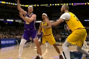 神来之笔！里夫斯圆月弯刀写意妙传 海斯一飞冲天空接暴扣 配图