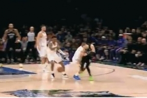 开局不利！阿门和迪文岑佐相撞 火箭4-12落后被迫叫停 配图