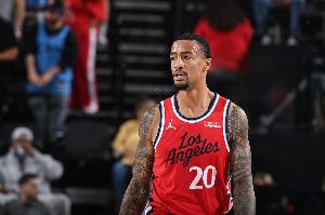 球场小透明！科林斯出战22分17秒 2投0中得到0分5板1断 配图