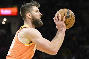 骑士背靠背迎战热火 迪恩·韦德热身时右脚踝扭伤将缺席比赛 配图