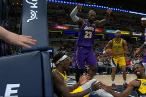 世界名画！詹姆斯欧洲步致步行者两人撞一起摔倒 老詹指着嘲讽 配图