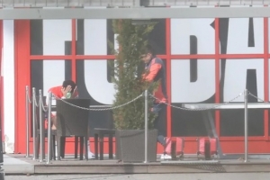 图片报：穆西亚拉与康复教练交谈后双手掩面，疑似康复进度不理想 配图