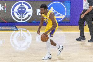 里夫斯谈布朗尼:他进了个关键跳投 他很努力&只需要比赛经验 配图