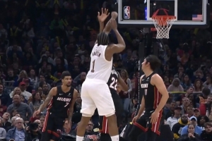 被扑倒了！哈登三分造成维金斯犯规 随后三罚稳稳全中 配图