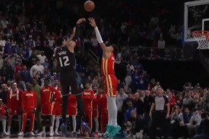 大心脏！托拜亚斯·哈里斯急停后仰中投追平比分 随后进入加时 配图