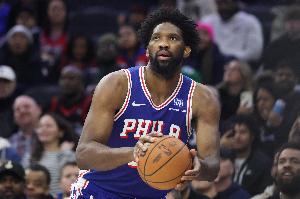 恩比德:我出手投篮 球一直进 我就想着那就继续投呗 配图