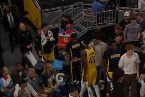 提前打卡！西亚卡姆抢掩护被吹犯规 抱怨吃T&累计2个技犯遭逐 配图