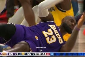 詹姆斯摊手起身冲向裁判 镜头突然切克拉克微笑拍照 配图