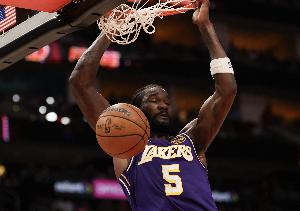 湖人官方:艾顿因背部酸痛将缺席今日客场对阵步行者的比赛 配图