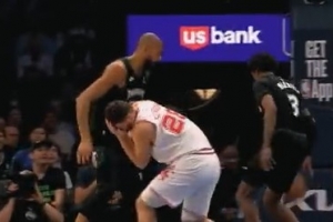 看着挺疼！戈贝尔击中申京面部 被吹进攻犯规&没有升级 配图