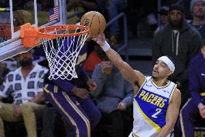 手感不够助攻来凑！安德鲁·内姆哈德上半场5中1得到7分1板11助 配图