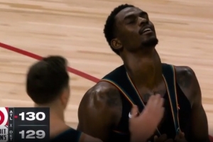 太可惜！T·哈里斯中投过桥 杜伦前场板抛投绝杀短&自己很懊恼 配图