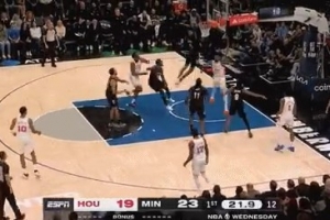 黄雀在后！麦克丹尼尔斯跟防杜兰特 垂直上升送后者钉板大帽 配图