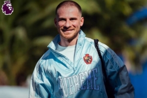 麦卡利斯特晒来到阿根廷队报到照片,新发型引发俱乐部队友吐槽 配图