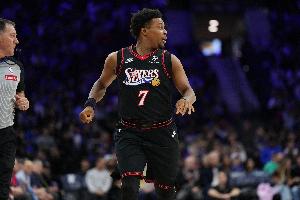 三人组团目前联盟共有3人年龄40+：洛瑞、吉布森、詹姆斯 配图