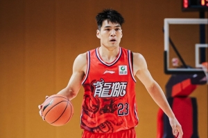 媒体人：陈国豪&张文杰&徐昕都有很好的发挥 广州还有成长的空间 配图