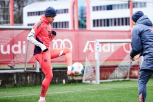 拜仁官网报穆西亚拉训练情况:今天上午完成了个人有球训练 配图