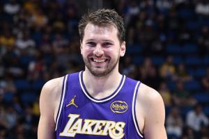 77太狠了！东契奇单节20+次数追平哈登 并列NBA历史第3！ 配图