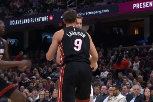 有点火气！梅里尔抢篮板犯规 拉松摔倒起身后不爽互喷了几句 配图