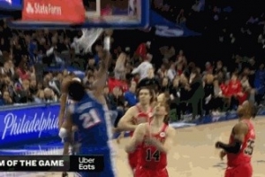 身体状态不错！恩比德低位转身杀入内线完成暴力隔扣！ 配图