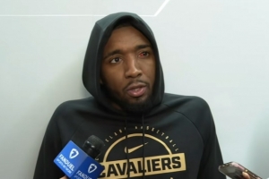 【完整版】米切尔赛后：谈防守策略 不满判罚 谈哈登持球打法 配图