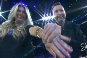 浪漫又幸福！活塞主场暂停期间 有球迷现场求婚&疯狂展示钻戒~ 配图