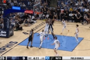 残暴！卡斯尔直杀内线 腾空而起力压亨德里克斯暴力隔扣 配图