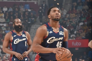 只剩5秒接哈登传球是否有压力?米切尔:不是压力 但阅读要更快 配图