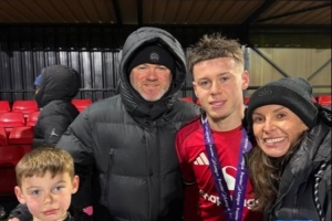 鲁尼祝贺儿子凯帮助曼联U16队夺冠,卡里克之子也在该队效力 配图