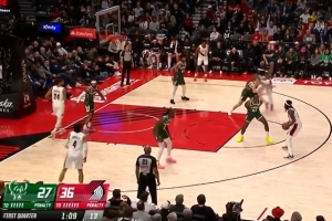 这是图什么？字母哥哥换防霍勒迪 竟然背着手防守... 配图