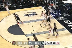 丝滑！肯特突破传球 杨瀚森接球转身勾手一气呵成！ 配图