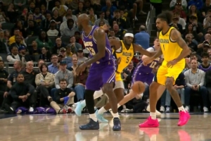 出神入化！詹姆斯写意背传精准找到拉拉维亚 助后者轻松上篮打中 配图