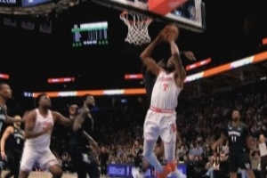 没有哨！杜兰特冲击篮筐 遭麦克丹尼尔斯起飞帽翻 配图