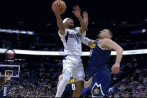 不太妙！约基奇被吹防守犯规 比赛还剩4分钟个人累计5犯 配图