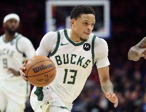 你挺猛啊!罗林斯第三节带队追分 11中7&三分5中3砍下17分 配图