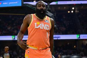 36岁背靠背还往死了用！哈登出战42分半10中4得18分9板7助5失误 配图