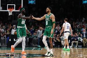 塔图姆:我和奎塔的默契每场都在进步 他虚心好学 善于倾听 配图