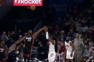 本场第二个三罚！维金斯扑防埃利斯被吹罚三分犯规 热火挑战失败 配图