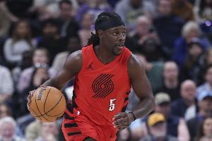 神准且全能!霍勒迪半场4记三分球拿下13分4板5助1断 配图