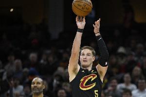 三分还没开!梅里尔半场7中2拿到7分 三分5投仅1中&有2次失误 配图