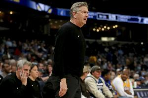 芬奇:麦克丹尼尔斯防守杜兰特时克服了一堆非法掩护 配图