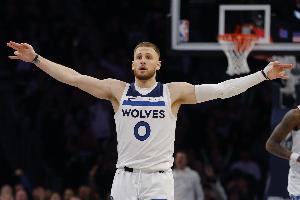 迪文岑佐谈关键三分：原本是要传球给海兰德 芬奇教练让我去接球 配图