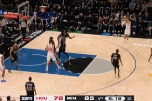 本场第几个了都？谢泼德外线超绝大空位三分继续打铁 自己很懊恼 配图