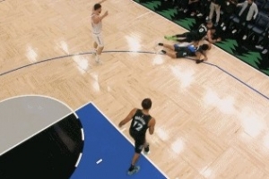 一通乱战！杜兰特传球申京失误 双方多人倒地混战&森林狼球权 配图