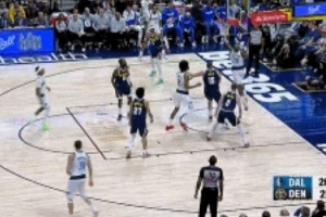 太尴尬！米德尔顿底线接球突破 上空篮被筐帽了 配图