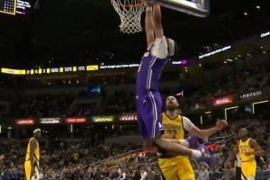 漫天飞饼！詹姆斯&东契奇连送助攻 海斯高效终结连中3球独得6分 配图