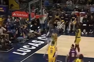 调皮可爱!詹姆斯转发布朗尼扣篮后吐舌片段 并评论吐舌表情 配图